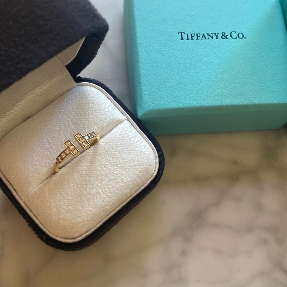 Diamond Wire Ring in 18k Gold. Size 4